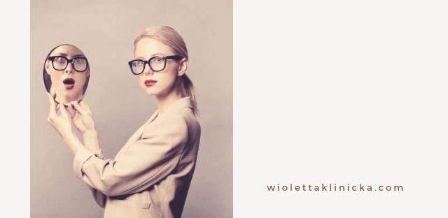 jak emocje wpływają na samoocenę